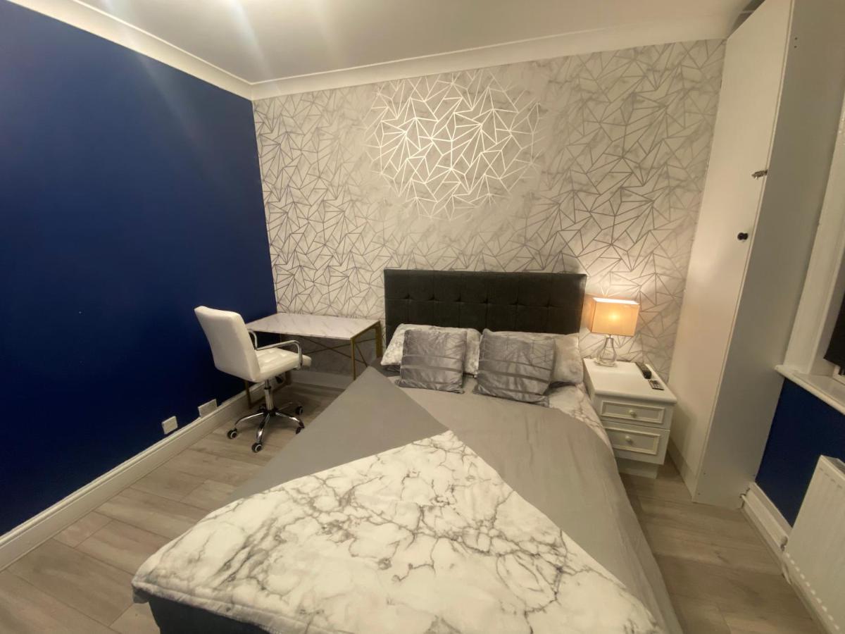 1 Bedroom Luxury Apartments By London City Экстерьер фото
